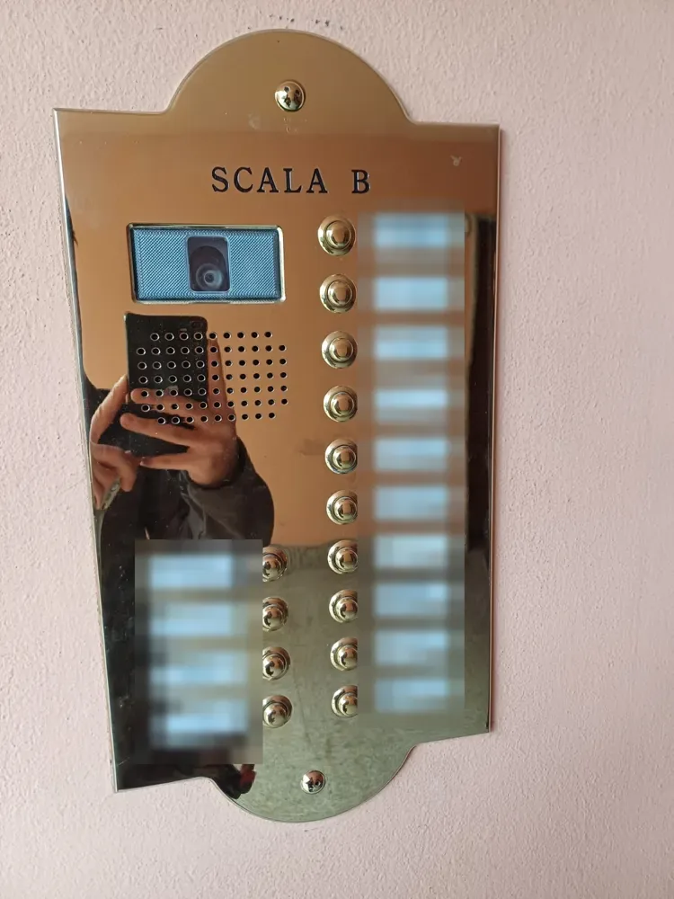 Pulsantiera citofono in ottone in un condominio di Padova