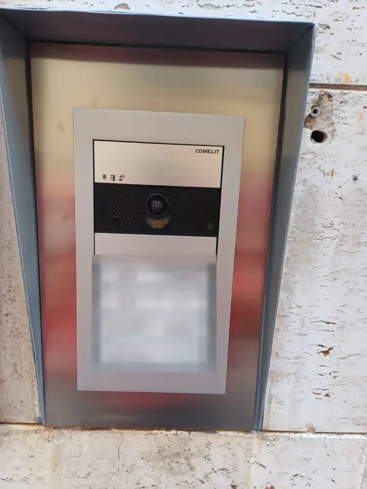 Pulsantiera videocitofono con telecamera e tettuccio a Padova