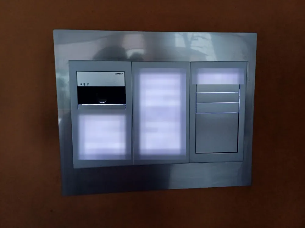 Pulsantiera videocitofonica condominiale illuminata
